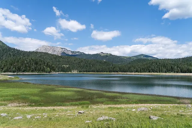 Crno jezero uz šumovite padine Durmitora