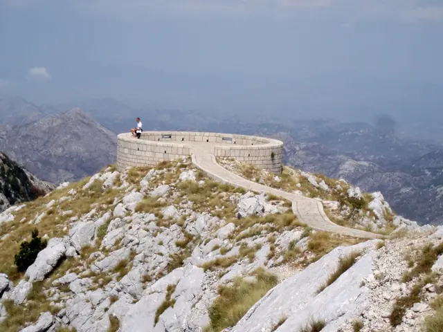 Kameni vidikovac na Lovćenu iznad planinskih padina