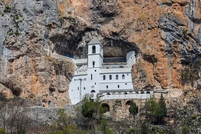 Bijeli Gornji manastir Ostrog u strmoj stijeni