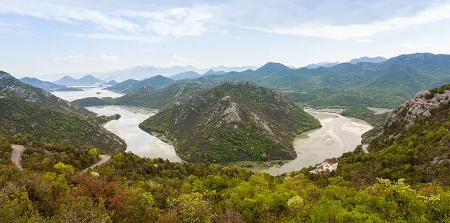 Riječni meandar među brdima u području Skadarskog jezera